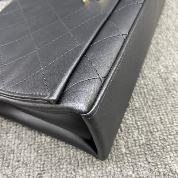 100% Authentic CHANEL Leather Shoulder Bag - Picture 4 of 14